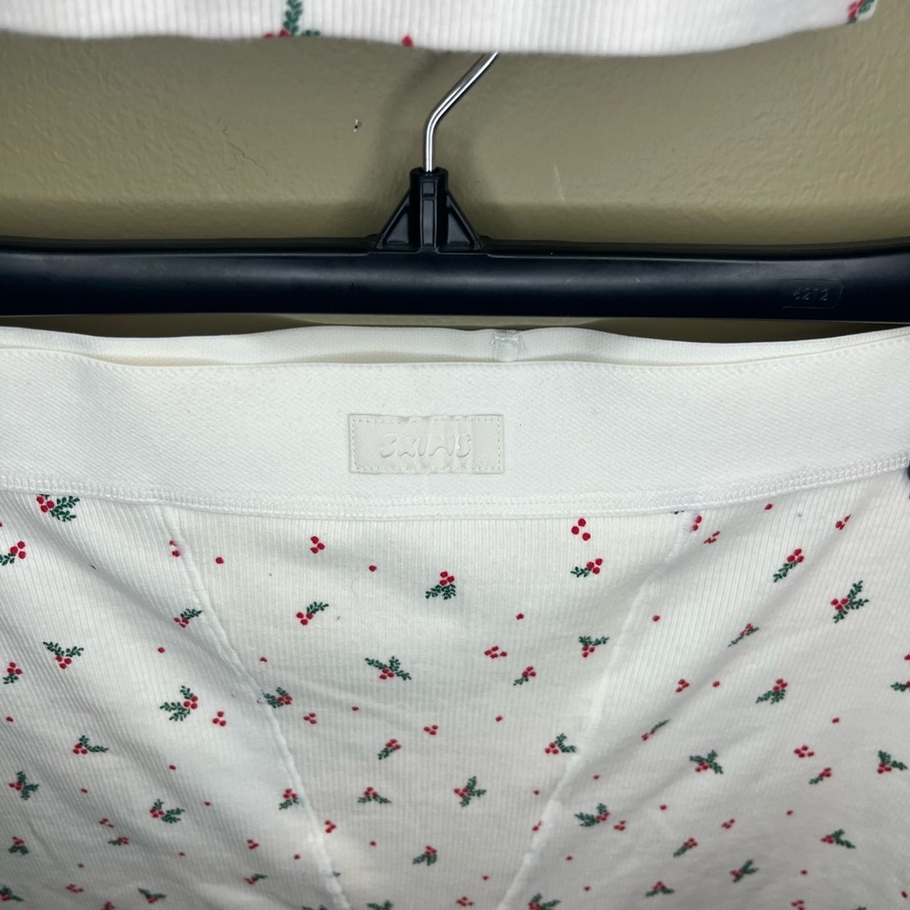SKIMS Limited Edition Mistletoe Rib Tank & Boxer Set - Picture 5 of 8